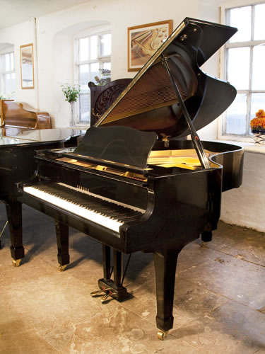 雅马哈（Yamaha）三角钢琴，型号 G3，黑色外壳，盾形琴腿，钢琴有88个琴键和2个踏板
