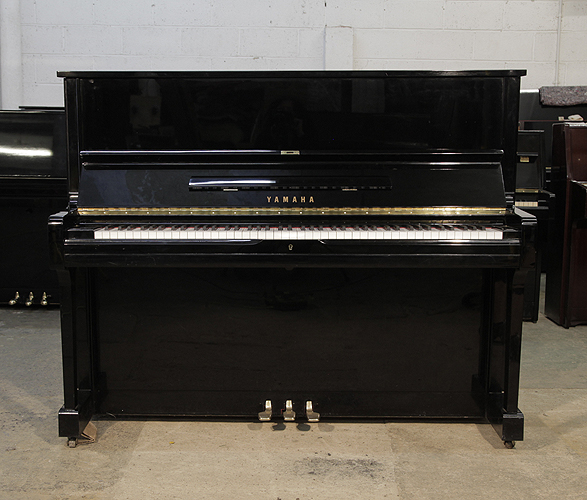 雅马哈（Yamaha）型号U1 立式钢琴，黑色高亮抛光外壳，钢琴有88个琴键和3个踏板 