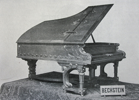 照片显示了这架钢琴1898年在德国柏林贸易展览会上的情景