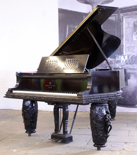 施坦威 型号 B 三角钢琴，拥有乌木色外壳和精美雕刻的琴腿，由 Oskar Kaufmann 设计。