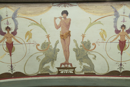 一架擁有手繪雕刻胡桃木外殼，由 G. Meunier簽名的普萊耶