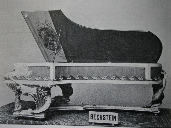 照片顯示的是1898年在德國貿易展覽會上的另一架著名的鋼琴“Rheingold Bechstein”
