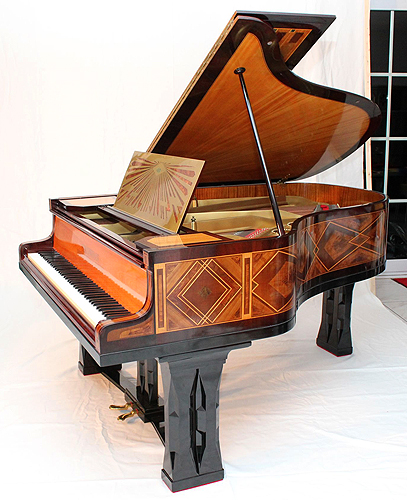 一架由 Peter Behrens 所设计，制作与1900年的希尔德梅耶三角钢琴 