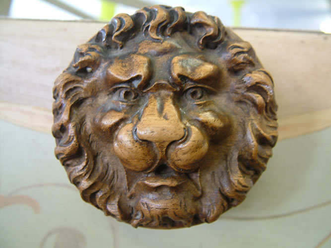 Pleyel carved lions face on lid lock