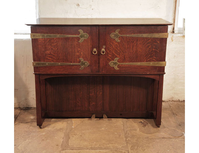 Arts and Crafts, 1904, Broadwood 'Manxman' piano with an oak case. Cabinet resembles a chest on a stand and is reminiscent of an old strong box from the Elizabethan period. Cabinet entirely encloses the instrument.  Designed by M. H. Baillie Scott. It is estimated only 40 examples of this piano were ever made.