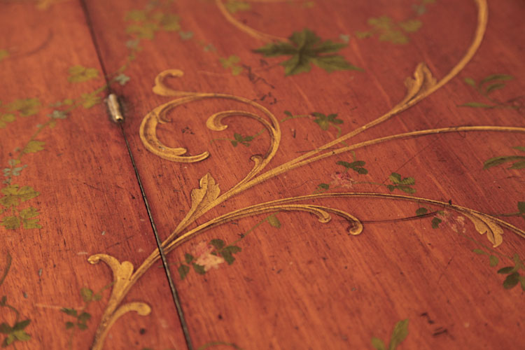 Hand-painted detail of lid featuring acanthus, flowers and vine leaves 