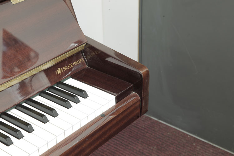 Niemeyer piano cheek