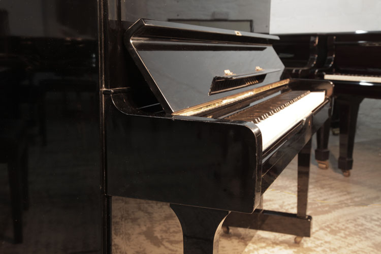 Yamaha piano cheek