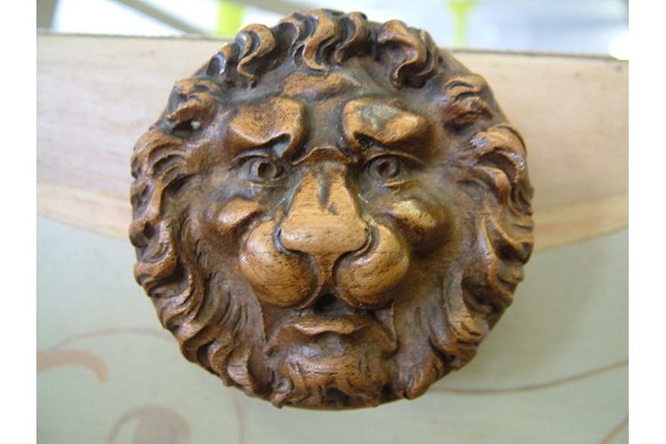 Pleyel carved lion head on lid lock
